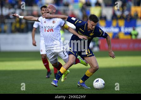 Luca Parodi e Daniel Boloca di Alessandria Calcio e Frosinone Calcio durante la partita della Serie B tra Frosinone Calcio e Alessandria Calcio allo Stadio Benito Stirpe il 12 marzo 2022 a Frosinone, Italia. Foto Stock