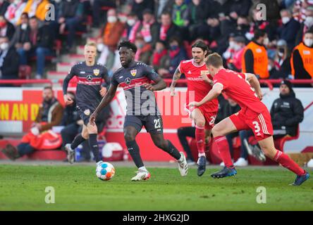 12 marzo 2022: Orel Mangala di VfB Stuttgart controlla la palla durante Union Berlin contro VfB Stuttgart, a an der Alten FÃ¶rsterei, Berlino, Germania. Prezzo Kim/CSM. Foto Stock