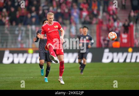 12 marzo 2022: Timo Baumgartl dell'Unione di Berlino controlla la palla durante Union Berlin contro VfB Stuttgart, a an der Alten FÃ¶rsterei, Berlino, Germania. Prezzo Kim/CSM. Foto Stock