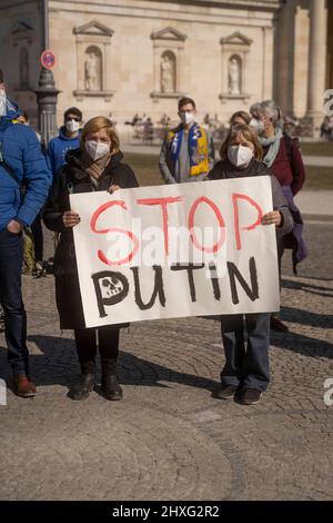 I partecipanti con il segno „STOP Putin“ il 12 marzo 2022, centinaia di persone si sono riunite alla Koenigsplatz di Monaco, in Germania, per dimostrare la loro solidarietà con l’Ucraina. I manifestanti hanno chiesto il ritiro immediato delle truppe russe, una soluzione politica al conflitto, il sostegno del governo tedesco e sanzioni immediate contro la Russia. (Foto di Alexander Pohl/Sipa USA) Foto Stock