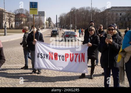 Partecipanti con il banner „#saynotoputin“ il 12 marzo 2022, centinaia di persone si sono riunite nella Koenigsplatz di Monaco di Baviera, in Germania, per dimostrare la loro solidarietà con l’Ucraina. I manifestanti hanno chiesto il ritiro immediato delle truppe russe, una soluzione politica al conflitto, il sostegno del governo tedesco e sanzioni immediate contro la Russia. (Foto di Alexander Pohl/Sipa USA) Foto Stock