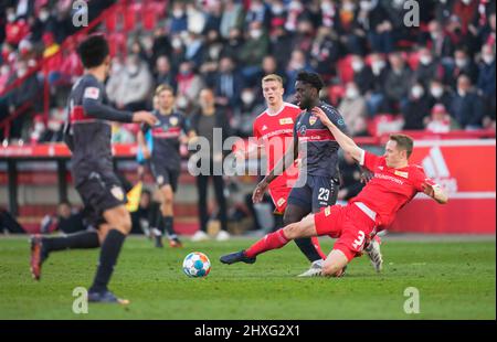 12 marzo 2022: Orel Mangala di VfB Stuttgart controlla la palla durante Union Berlin contro VfB Stuttgart, a an der Alten FÃ¶rsterei, Berlino, Germania. Prezzo Kim/CSM. Foto Stock