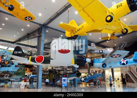 Gli aerei della seconda Guerra Mondiale sono esposti al Museo dell'Aviazione Navale di Pensacola Foto Stock