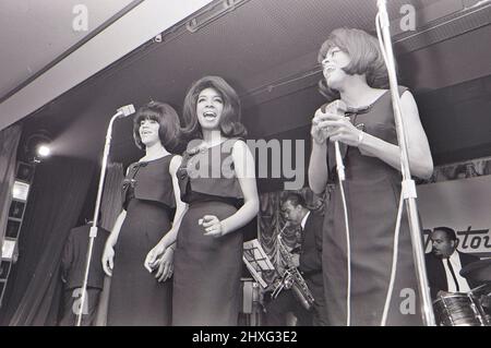 Il trio vocale SUPREMES US nel marzo 1965. Da sinistra: Florence Ballard, Mary Wilson, Diana Ross, Photo: Tony Gale Foto Stock