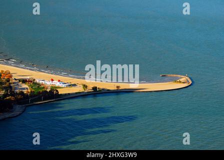 Un jetty ricci come entra nel lago Michigan, prevenendo l'erosione di North Avenue Beach Foto Stock