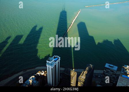 Le ombre dello skyline di Chicago sono proiettate sul lago Michigan Foto Stock