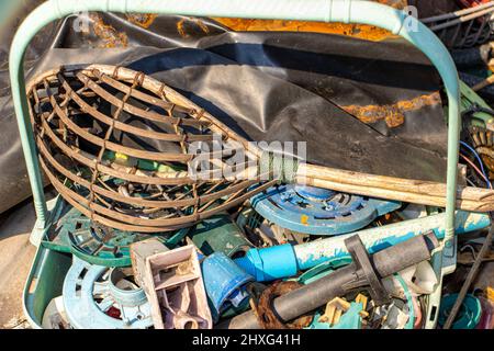 Un sacco di materiale e parti per le esigenze di un meccanico riparazione Foto Stock