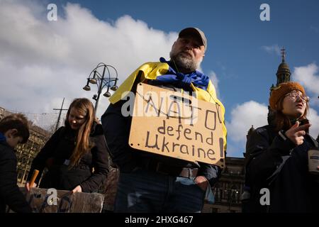 Glasgow, Regno Unito, 12 marzo 2022. Stand con l'Ucraina raduno in George Square, mostrando il sostegno per l'Ucraina nella loro attuale guerra con il presidente PutinÕs Russia, a Glasgow, Scozia, 12 marzo 2022. Photo credit: Jeremy Sutton-Hibbert/ Alamy Live News. Foto Stock