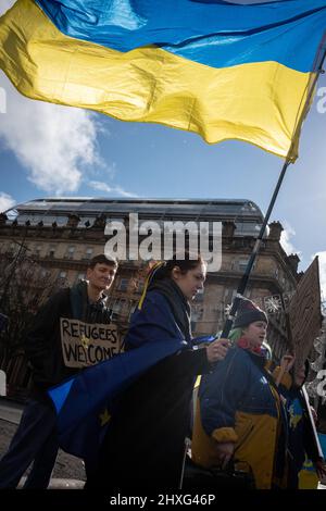 Glasgow, Regno Unito, 12 marzo 2022. Stand con l'Ucraina raduno in George Square, mostrando il sostegno per l'Ucraina nella loro attuale guerra con il presidente PutinÕs Russia, a Glasgow, Scozia, 12 marzo 2022. Photo credit: Jeremy Sutton-Hibbert/ Alamy Live News. Foto Stock