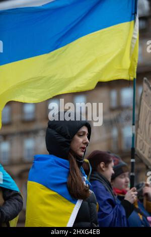 Glasgow, Regno Unito, 12 marzo 2022. Stand con l'Ucraina raduno in George Square, mostrando il sostegno per l'Ucraina nella loro attuale guerra con il presidente PutinÕs Russia, a Glasgow, Scozia, 12 marzo 2022. Photo credit: Jeremy Sutton-Hibbert/ Alamy Live News. Foto Stock