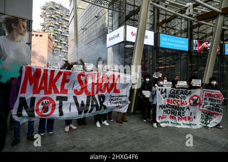 Gli studenti protestano presso la sede di UniCredit contro la guerra in Ucraina Foto Stock