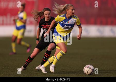 Milano, 12th marzo 2022. Amanda Nilden di Juventus è perseguita da Christy Grimshaw di AC Milan mentre si rompe con la palla durante il match Coppa Italia Femminile al Centro Sportivo Vismara di Milano. Il credito d'immagine dovrebbe essere: Jonathan Moscrop / Sportimage Credit: Sportimage/Alamy Live News Foto Stock