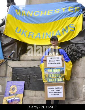 Manchester, Regno Unito, 12th marzo 2022. Protesta per l'invasione russa dell'Ucraina accanto alla statua di Wellington in Piccadilly Gardens, nel centro di Manchester, Inghilterra, Regno Unito. È stato organizzato dal Centro Culturale Ucraino 'Dnipro' Manchester. I mezzi di comunicazione hanno riportato in Russia l'abbattimento di scuole, ospedali e appartamenti in Ucraina, ora nel 17th giorno di difesa del paese. Credit: Terry Waller/Alamy Live News Foto Stock