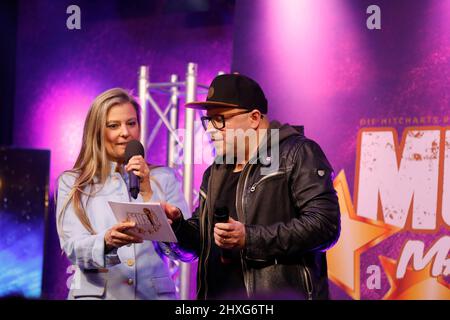 Sylvia Darko und Anthony Weihs beim MusicMatch - Die Hitcharts bei MyTVplus im Gläsernen Studio von MyTVplus im Elbepark. Dresda,11.03.2022 Foto Stock