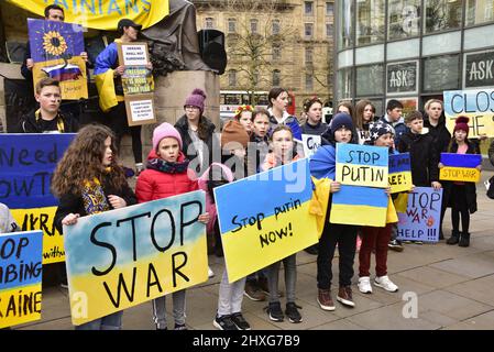 Manchester, Regno Unito, 12th marzo 2022. Protesta per l'invasione russa dell'Ucraina accanto alla statua di Wellington in Piccadilly Gardens, nel centro di Manchester, Inghilterra, Regno Unito. È stato organizzato dal Centro Culturale Ucraino 'Dnipro' Manchester. I mezzi di comunicazione hanno riportato in Russia l'abbattimento di scuole, ospedali e appartamenti in Ucraina, ora nel 17th giorno di difesa del paese. Credit: Terry Waller/Alamy Live News Foto Stock