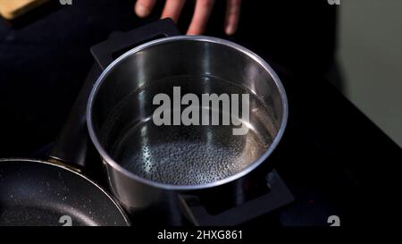 bollitore su un bruciatore a gas con tenda arancione in un campeggio. La  stufa è utilizzata per una cottura più ecologica e sicura invece di  accendere un fuoco Foto stock - Alamy