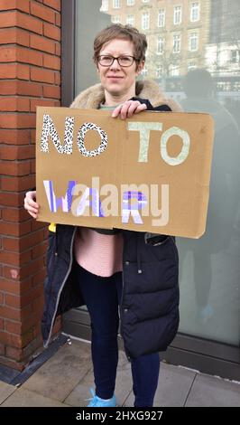 Manchester, Regno Unito, 12th marzo 2022. Protesta per l'invasione russa dell'Ucraina accanto alla statua di Wellington in Piccadilly Gardens, nel centro di Manchester, Inghilterra, Regno Unito. È stato organizzato dal Centro Culturale Ucraino 'Dnipro' Manchester. I mezzi di comunicazione hanno riportato in Russia l'abbattimento di scuole, ospedali e appartamenti in Ucraina, ora nel 17th giorno di difesa del paese. Credit: Terry Waller/Alamy Live News Foto Stock