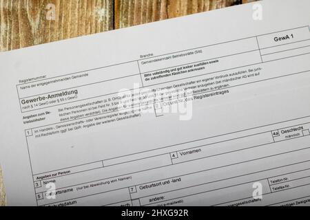 Modulo standard tedesco per la registrazione aziendale con la città o il comune per iniziare il lavoro autonomo in lingua tedesca Foto Stock