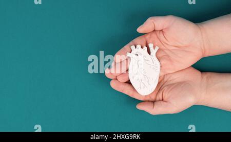 Malattie cardiache, miocardite effetto collaterale delle siringhe di Covid-19, infiammazione del muscolo, trombosi dopo il vaccino Foto Stock