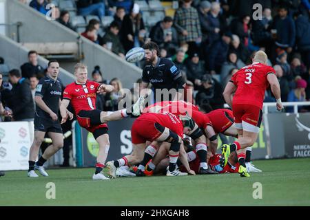 Newcastle, Regno Unito. 12th Mar 2022. NEWCASTLE UPON TYNE, REGNO UNITO. MAR 12th Alex Davies di Saracens si libera durante la partita Gallagher Premiership tra Newcastle Falcons e Saracens a Kingston Park, Newcastle sabato 12th marzo 2022. (Credit: Chris Lishman | MI News) Credit: MI News & Sport /Alamy Live News Foto Stock