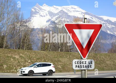 Passaggio Cédez le. Panneau de signalisation routière. Aiguilles de Warens. Saint-Gervais-les-Bains. Alta Savoia. Auvergne-Rhône-Alpes. Alta Savoia. F Foto Stock