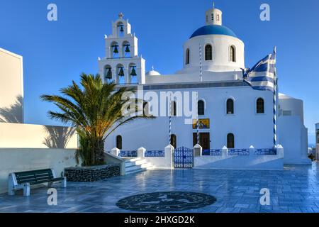 Chiesa di Panagia Akathistos Hymn nel villaggio di Oia sull'isola di Santorini, Grecia. Foto Stock