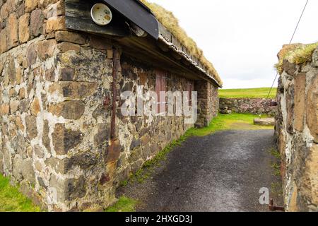 Antico edificio in pietra nella storica fortezza di Skansin a Torshavn, la capitale delle Isole Faroe. Foto Stock