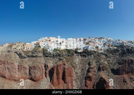 Incantevole vista sul villaggio di Oia sull'isola di Santorini, in Grecia. Tradizionale famosa chiesa a cupola blu sulla Caldera nel mar Egeo. Blu e bianco tradizionali Foto Stock