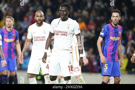 Bafetimbi Gomis di Galatasaray, Sergio Busquets di Barcellona durante la UEFA Europa League, Round of 16, partita di calcio a 1st gambe tra il FC Barcellona e Galatasaray il 10 marzo 2022 allo stadio Camp Nou di Barcellona, Spagna - Foto Jean Catuffe / DPPI Foto Stock