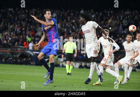 Sergio Busquets di Barcellona, Bafetimbi Gomis di Galatasaray durante la UEFA Europa League, Round of 16, partita di calcio a 1st gambe tra il FC Barcellona e Galatasaray il 10 marzo 2022 allo stadio Camp Nou di Barcellona, Spagna - Foto Jean Catuffe / DPPI Foto Stock