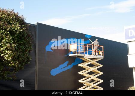 Tauranga Nuova Zelanda - Dicembre 11 2015; artisti di strada al lavoro che dipingano arte di strada su larga scala su muro edificio della città Foto Stock