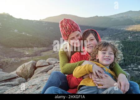 Una mamma gioca figli mentre scattano foto Foto Stock