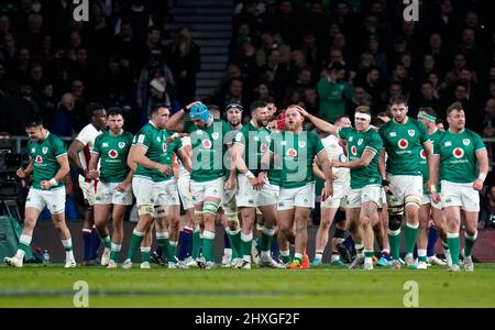 Finlay Bealham in Irlanda (quarta a destra) e i compagni di squadra festeggiano dopo aver segnato il quinto tentativo durante la partita Guinness Six Nations al Twickenham Stadium di Londra. Data foto: Sabato 12 marzo 2022. Foto Stock