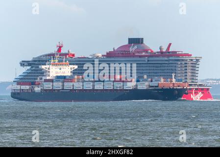 Southend on Sea, Essex, Regno Unito. 12th Mar 2022. Valiant Lady è la nuova nave da crociera per Virgin Voyages ed è arrivata al terminal delle navi da crociera di Tilbury il 10th marzo per una festa di lancio. Si vede tornare in mare lungo l'estuario del Tamigi diretto a Liverpool come parte di un tour promozionale del Regno Unito, e un viaggio 'MerMaiden' a Zeebrugge il venerdì. La nave da crociera da 2.700 passeggeri ‘solo per adulti’ opererà quindi brevi viaggi da Portsmouth prima di trasferirsi a Barcellona per crociere nel Mediterraneo occidentale. Nave contenitore di passaggio Lyme Bay Foto Stock