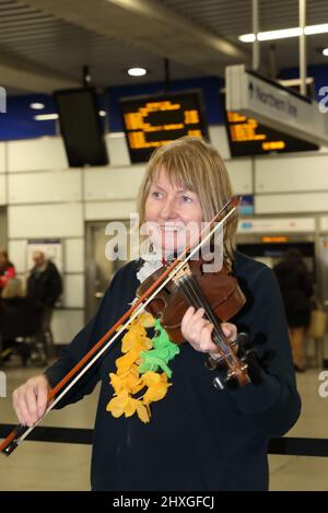 Londra, 12th marzo 2022. TFL ha collaborato con la GLA per portare spettacoli di musicisti e ballerini irlandesi alla stazione della metropolitana di Tottenham Court Road, per celebrare il giorno di San Patrizio e intrattenere i passeggeri e il personale. Credit : Monica Wells/Alamy Live News Foto Stock