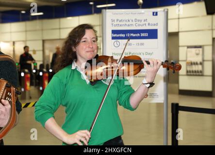 Londra, 12th marzo 2022. TFL ha collaborato con la GLA per portare spettacoli di musicisti e ballerini irlandesi alla stazione della metropolitana di Tottenham Court Road, per celebrare il giorno di San Patrizio e intrattenere i passeggeri e il personale. Credit : Monica Wells/Alamy Live News Foto Stock