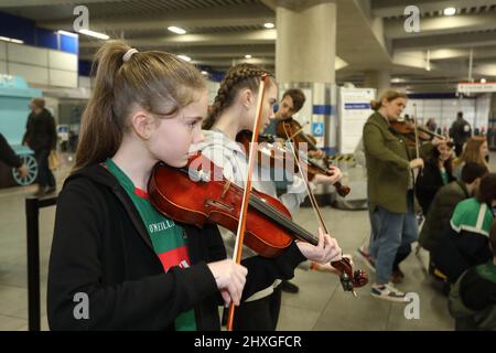 Londra, 12th marzo 2022. TFL ha collaborato con la GLA per portare spettacoli di musicisti e ballerini irlandesi alla stazione della metropolitana di Tottenham Court Road, per celebrare il giorno di San Patrizio e intrattenere i passeggeri e il personale. Credit : Monica Wells/Alamy Live News Foto Stock