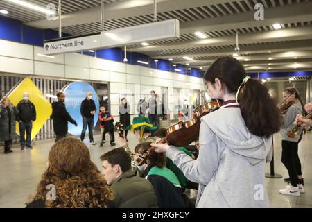 Londra, 12th marzo 2022. TFL ha collaborato con la GLA per portare spettacoli di musicisti e ballerini irlandesi alla stazione della metropolitana di Tottenham Court Road, per celebrare il giorno di San Patrizio e intrattenere i passeggeri e il personale. Credit : Monica Wells/Alamy Live News Foto Stock