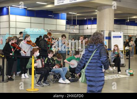 Londra, 12th marzo 2022. TFL ha collaborato con la GLA per portare spettacoli di musicisti e ballerini irlandesi alla stazione della metropolitana di Tottenham Court Road, per celebrare il giorno di San Patrizio e intrattenere i passeggeri e il personale. Credit : Monica Wells/Alamy Live News Foto Stock