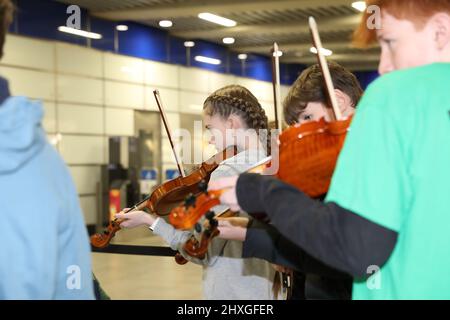 Londra, 12th marzo 2022. TFL ha collaborato con la GLA per portare spettacoli di musicisti e ballerini irlandesi alla stazione della metropolitana di Tottenham Court Road, per celebrare il giorno di San Patrizio e intrattenere i passeggeri e il personale. Credit : Monica Wells/Alamy Live News Foto Stock