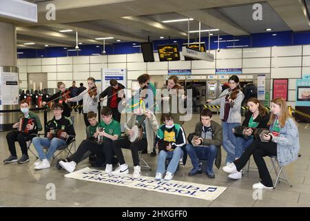 Londra, 12th marzo 2022. TFL ha collaborato con la GLA per portare spettacoli di musicisti e ballerini irlandesi alla stazione della metropolitana di Tottenham Court Road, per celebrare il giorno di San Patrizio e intrattenere i passeggeri e il personale. Credit : Monica Wells/Alamy Live News Foto Stock