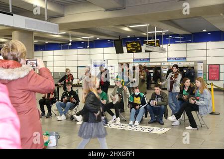 Londra, 12th marzo 2022. TFL ha collaborato con la GLA per portare spettacoli di musicisti e ballerini irlandesi alla stazione della metropolitana di Tottenham Court Road, per celebrare il giorno di San Patrizio e intrattenere i passeggeri e il personale. Credit : Monica Wells/Alamy Live News Foto Stock