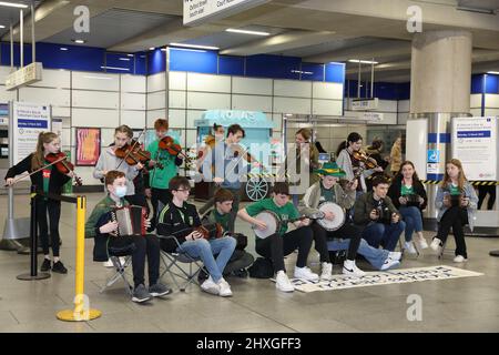 Londra, 12th marzo 2022. TFL ha collaborato con la GLA per portare spettacoli di musicisti e ballerini irlandesi alla stazione della metropolitana di Tottenham Court Road, per celebrare il giorno di San Patrizio e intrattenere i passeggeri e il personale. Credit : Monica Wells/Alamy Live News Foto Stock