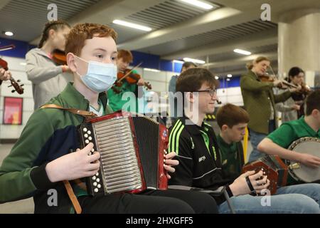 Londra, 12th marzo 2022. TFL ha collaborato con la GLA per portare spettacoli di musicisti e ballerini irlandesi alla stazione della metropolitana di Tottenham Court Road, per celebrare il giorno di San Patrizio e intrattenere i passeggeri e il personale. Credit : Monica Wells/Alamy Live News Foto Stock