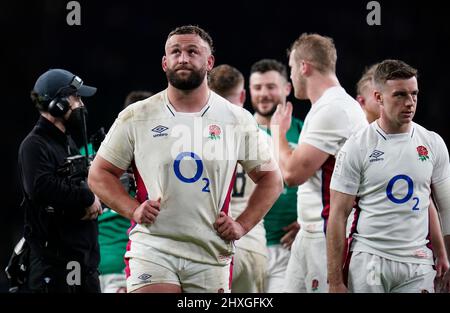 William Stuart e i compagni di squadra dell'Inghilterra appaiono abbattuti dopo la partita Guinness Six Nations al Twickenham Stadium di Londra. Data foto: Sabato 12 marzo 2022. Foto Stock