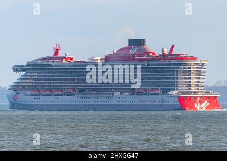 Southend on Sea, Essex, Regno Unito. 12th Mar 2022. Valiant Lady è la nuova nave da crociera per Virgin Voyages ed è arrivata al terminal delle navi da crociera di Tilbury il 10th marzo per una festa di lancio. Si vede tornare in mare lungo l'estuario del Tamigi diretto a Liverpool come parte di un tour promozionale del Regno Unito, e un viaggio 'MerMaiden' a Zeebrugge il venerdì. La nave da crociera da 2.700 passeggeri ‘solo per adulti’ opererà quindi brevi viaggi da Portsmouth prima di trasferirsi a Barcellona per crociere nel Mediterraneo occidentale Foto Stock