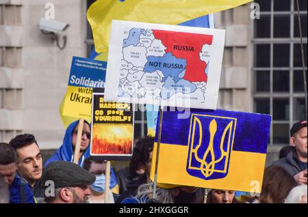 Londra, Inghilterra, Regno Unito. 12th Mar 2022. I manifestanti si sono riuniti fuori Downing Street a sostegno dell’Ucraina mentre la Russia continua il suo attacco. (Credit Image: © Vuk Valcic/ZUMA Press Wire) Foto Stock