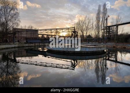 DUISBURG, GERMANIA - 28 GENNAIO 2022: Patrimonio industriale della vecchia economia, rovina di acciaieria nel Landschaftspark Duisburg il 28 gennaio 2022 in Foto Stock