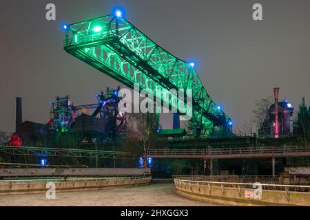 DUISBURG, GERMANIA - 28 GENNAIO 2022: Patrimonio industriale della vecchia economia, rovina di acciaieria nel Landschaftspark Duisburg il 28 gennaio 2022 in Foto Stock