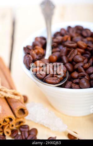 Caffè e zucchero spice sul cucchiaio d'argento su legno bianco tavolo rustico Foto Stock